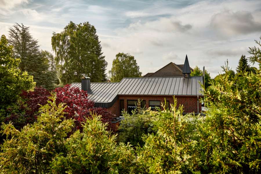 Klassisk, rødt murstenshus i Bad Bodenteich, Tyskland har fået nyt ståltag og stålspir